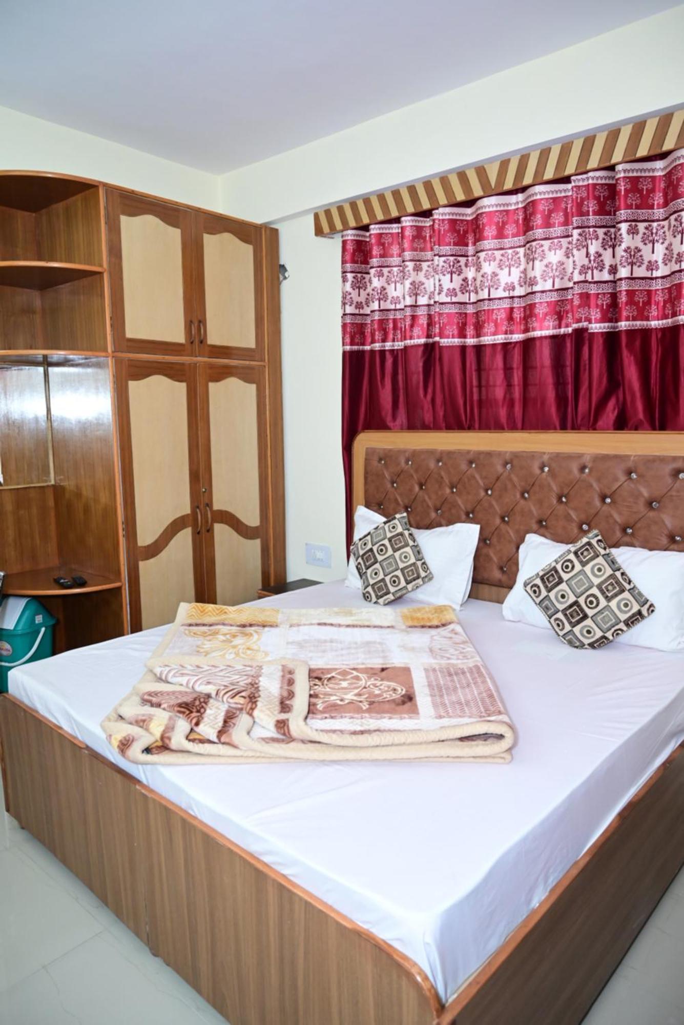 Krishna B&B Near Mall Road Шимла Экстерьер фото